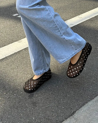 Heart-shaped mesh flat shoes