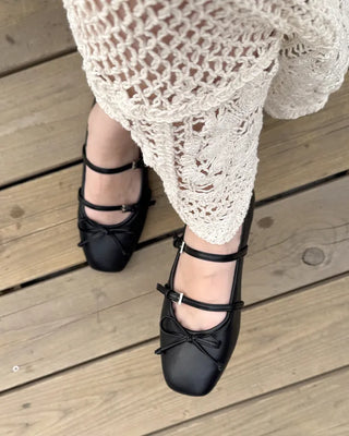 Two-strap flat shoes