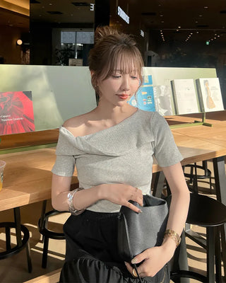 Off-shoulder front twist t-shirt