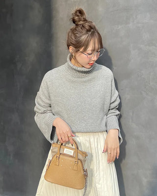 Side-slit cropped turtleneck knit