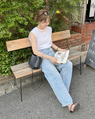 Simple sleeveless T-shirt
