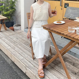 Button-point sleeveless knit