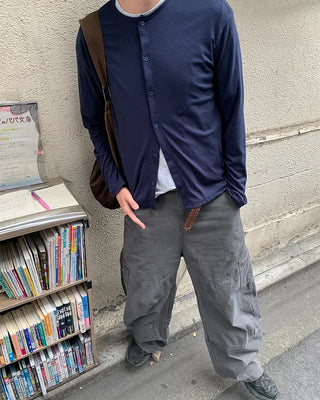 Pigmented side pockets, stitched details, wide cotton pants