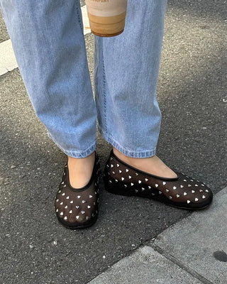 Heart-shaped mesh flat shoes