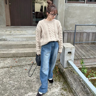 Loose-fitting cable knit round neck sweater