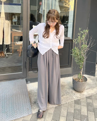 Two-button strap slacks