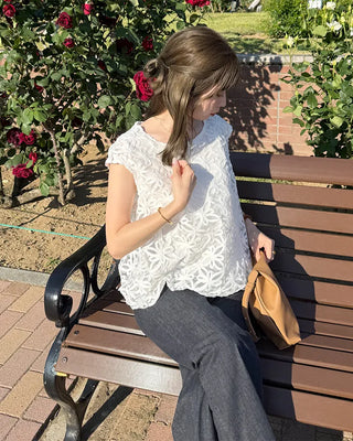 Flower pattern sleeveless blouse
