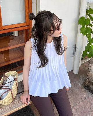 Pleated sleeveless blouse