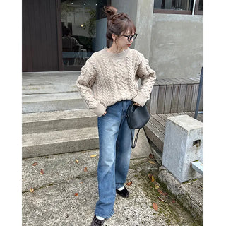 Loose-fitting cable knit round neck sweater