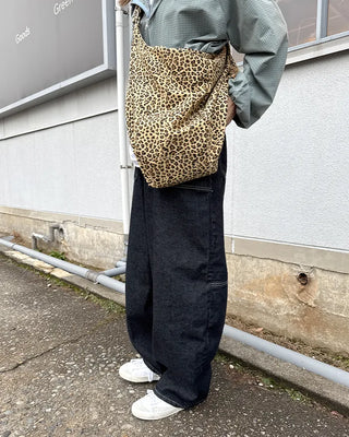 Stitch pocket raw denim pants