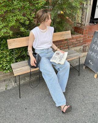 Simple sleeveless T-shirt