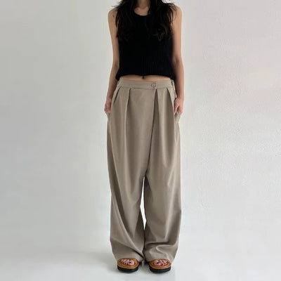 Low-rise slacks with asymmetrical pleats