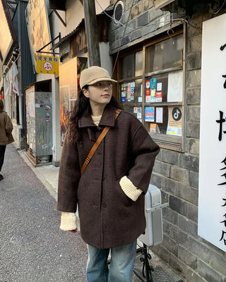 A half coat that can be worn even in the middle of winter.