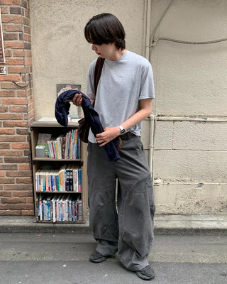 Pigmented side pockets, stitched details, wide cotton pants