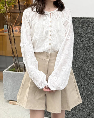 Short pleated pants