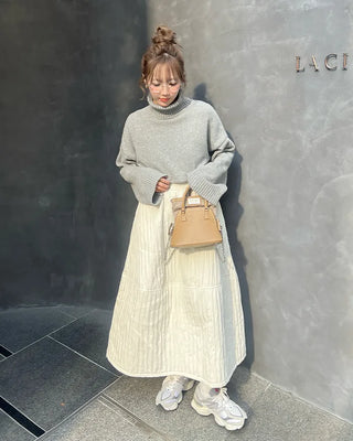 Side-slit cropped turtleneck knit