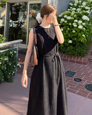String pleated sleeveless long dress