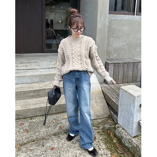 Loose-fitting cable knit round neck sweater