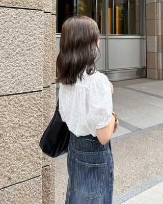 Flower punched short-sleeved blouse