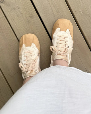 Simple color sneakers