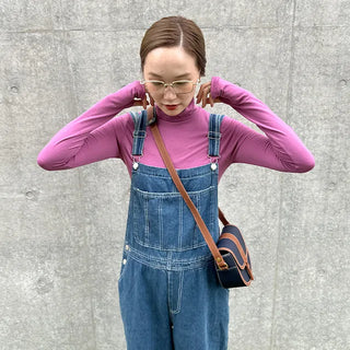Toned-down color turtleneck T-shirt