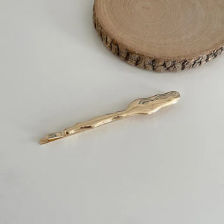 Asymmetrical hairpin