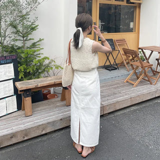 Button-point sleeveless knit