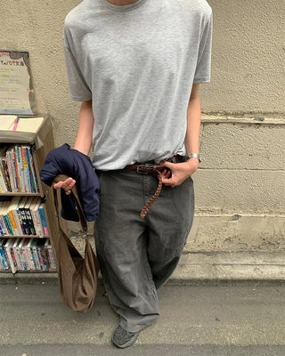 Pigmented side pockets, stitched details, wide cotton pants