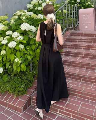 String pleated sleeveless long dress