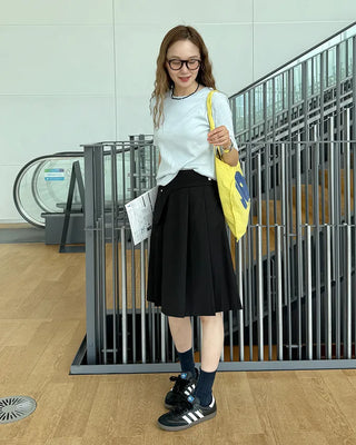 Simple eyelet short-sleeved T-shirt
