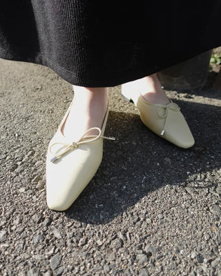Square-toe ribbon flat shoes