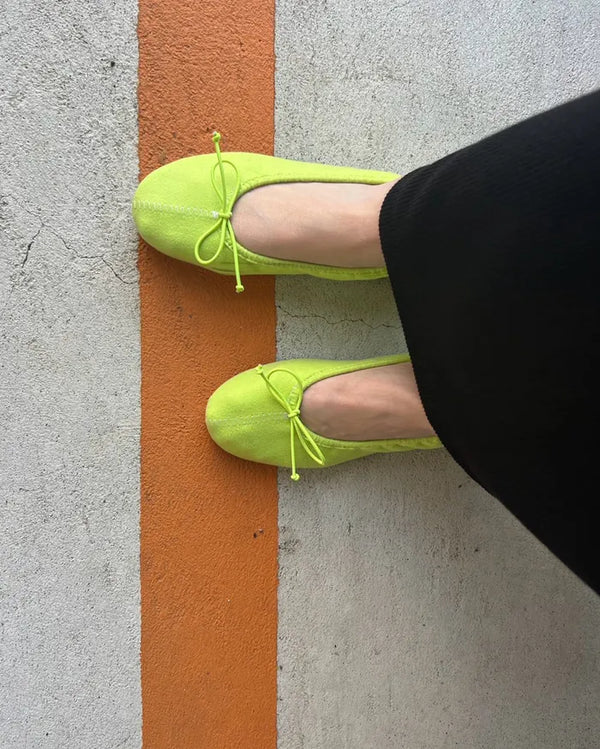 Vivid round ribbon flat shoes