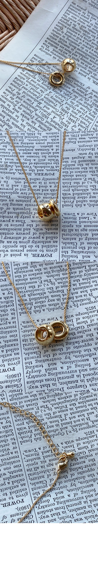 Gold pendant necklace