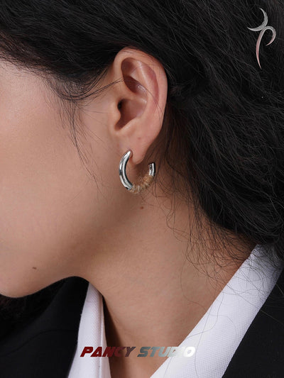MINIMALIST CIRCLE EAR STUDS