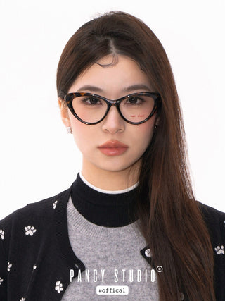 MINIMALIST GLOSSY SQUARE EAR CLIP