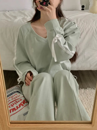 Loose-fitting stitched ribbon V-neck sweatshirt (4c)