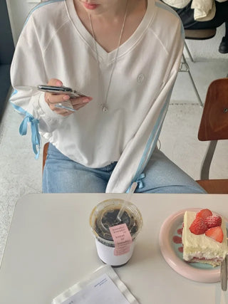 Loose-fitting stitched ribbon V-neck sweatshirt (4c)