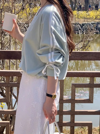 Loose-fitting stitched ribbon V-neck sweatshirt (4c)