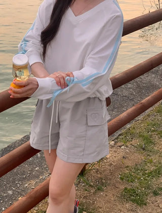 Loose-fitting stitched ribbon V-neck sweatshirt (4c)
