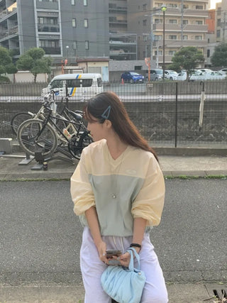 Loose-fit V-neck sweatshirt (2c)