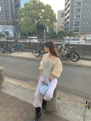 Loose-fit V-neck sweatshirt (2c)