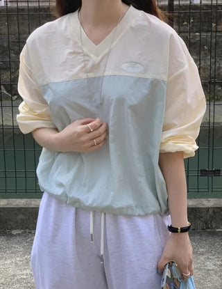 Loose-fit V-neck sweatshirt (2c)