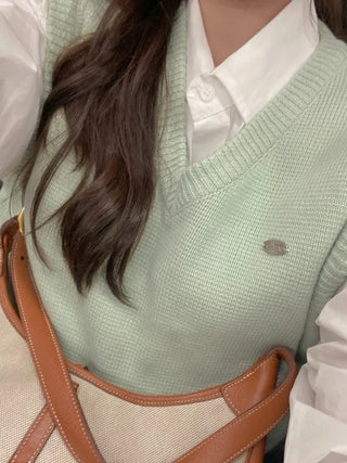 Loose-fit wool V-neck knit vest