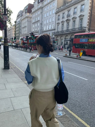 Loose-fit wool V-neck knit vest