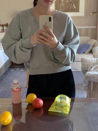 Cropped V-neck loose-fit sweatshirt (4c)