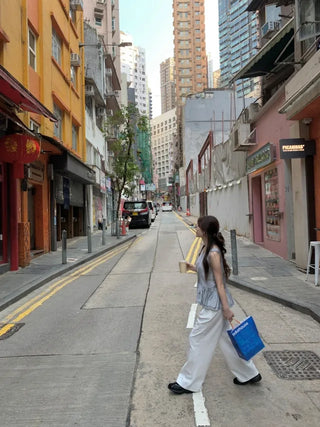 V-neck frill sleeveless blouse