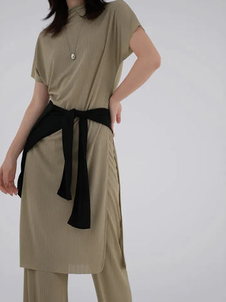 Curvy pleated high-neck dress
