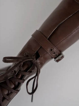 Cogging buckle long boots