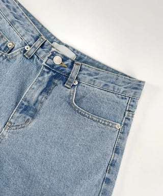Cheeky light wash half pants