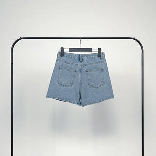 Cheeky light wash half pants